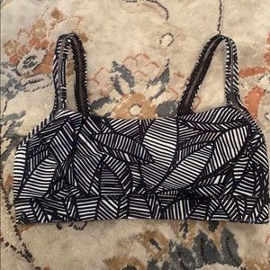 Black and white lululemon sports bra